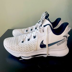 Nike Mens basketball shoes. 10.5